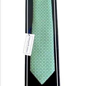 Vineyard Vines Green Gecko Golf Clubs Tie * NWT and box *